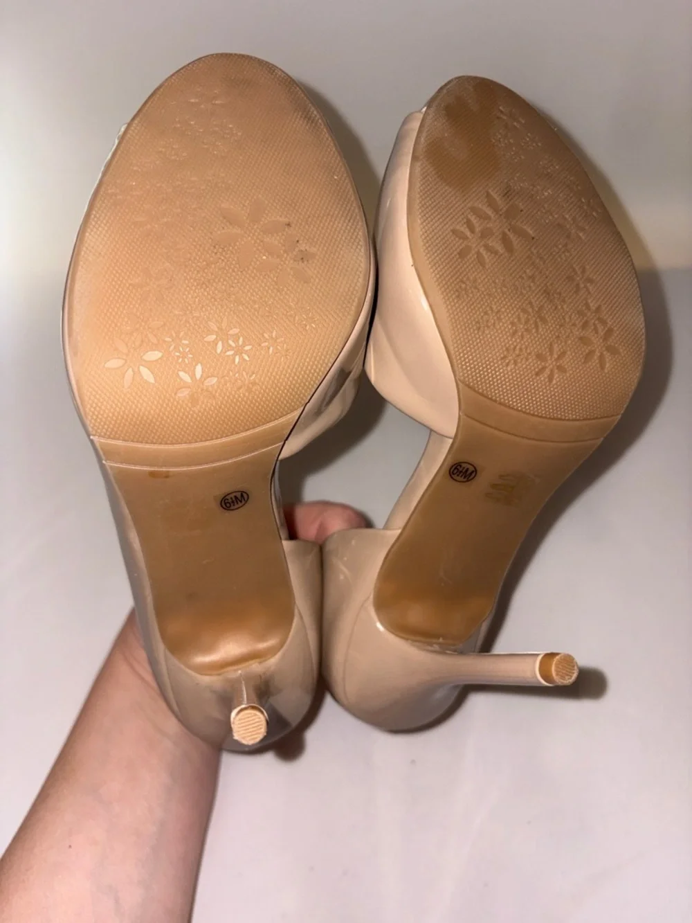 CL by Laundry patent peep
